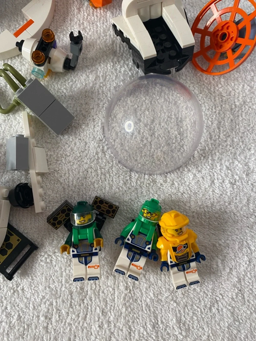 LEGO -  City Modular Space Station Science Toy 60433 incomplete parts - Picture 2 of 13